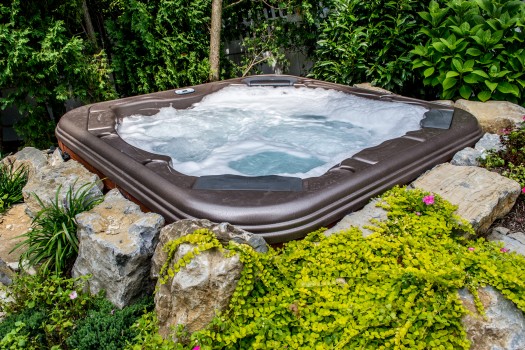 Bullfrog Spas & Best Hot Tubs created this built-in spa 