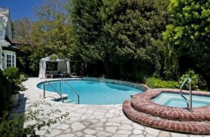 Jennifer Love Hewitt's pool with hot tub