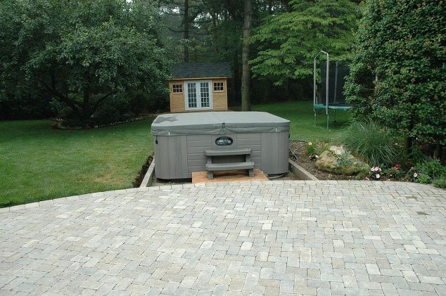 This is the “before” photo (see above) where we created the effect of a “spa-set-in-a-garden” look. However, choosing a spa case that harmonizes with an existing patio is attractive enough on its own.