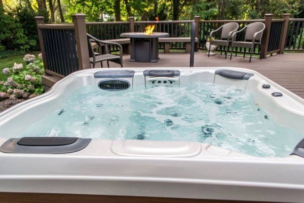Maintaining Clean Hot Tub Water: This Best Hot Tubs’ Bullfrog Spa has pristine water. To maintain this, it is essential to purge out contaminants in the spa’s plumbing as well as keep a proper pH balance. We’ve got all the tips and purge materials you need to ensure this. 